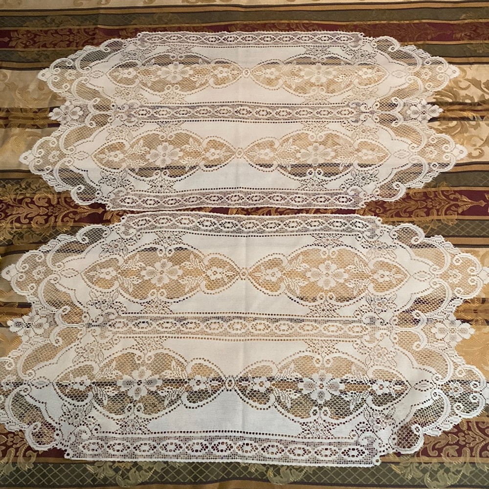 2 lace doilies